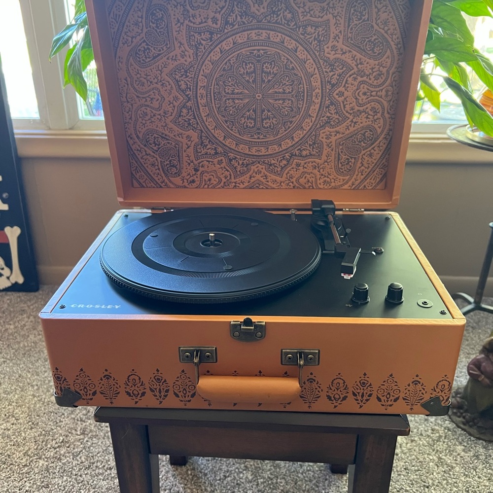 Crosley x urban outfitters keepsake record player Matching record case new